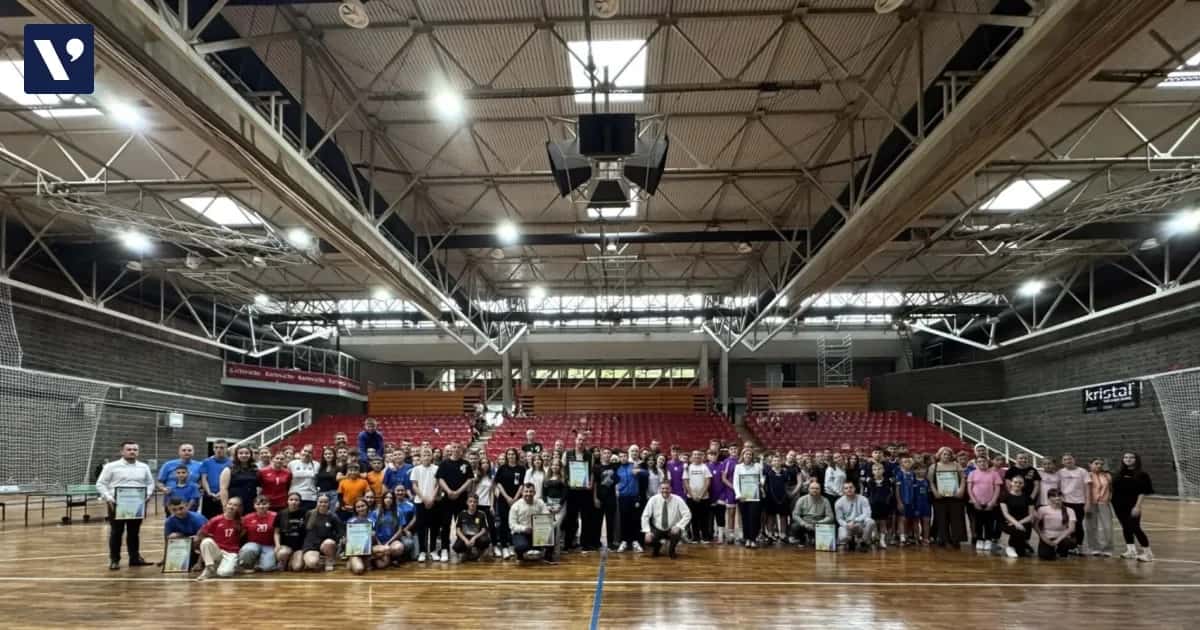 Osnovnim školama u Novom Travniku uručena sportska oprema vrijedna 25.000 KM - Puls24