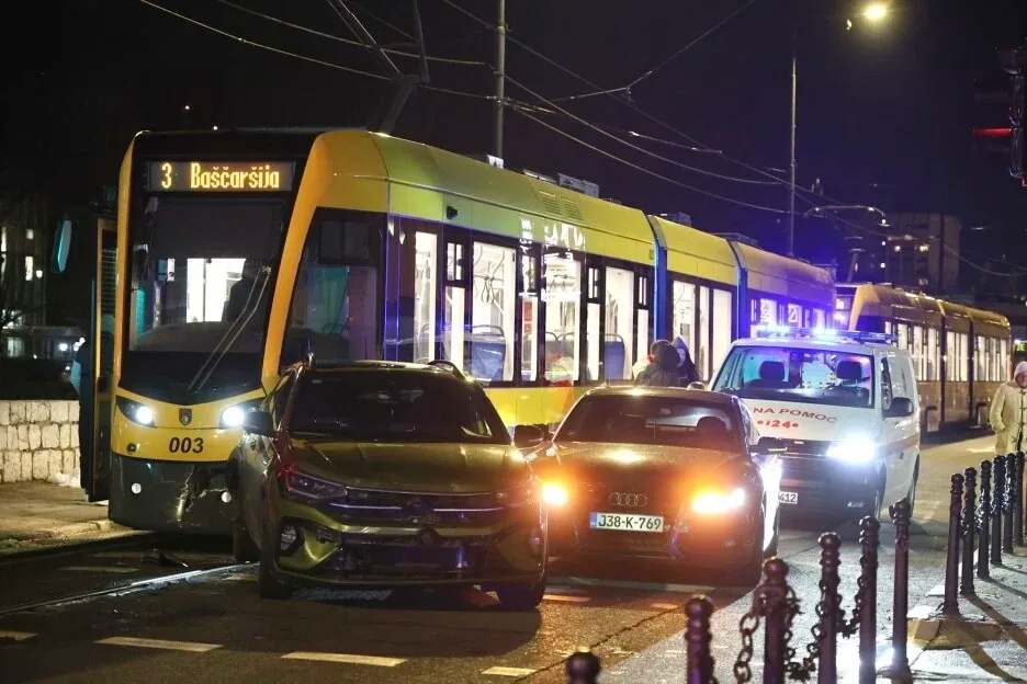 Sarajevo: Vozač tramvaja koji je sinoć sudjelovao u prometnoj nesreći vozio drogiran i sa isteklom dozvolom